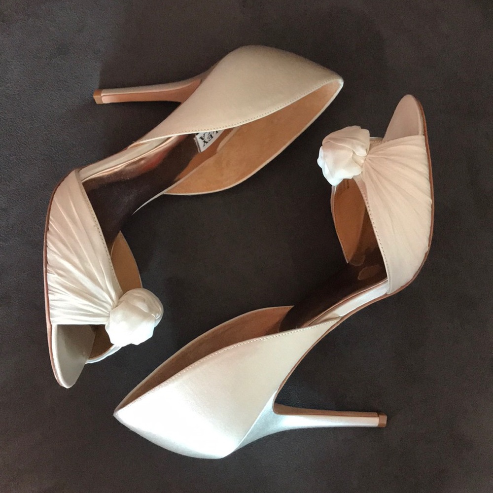 NIB NWT Badgley Mischka Musica ivory satin pumps